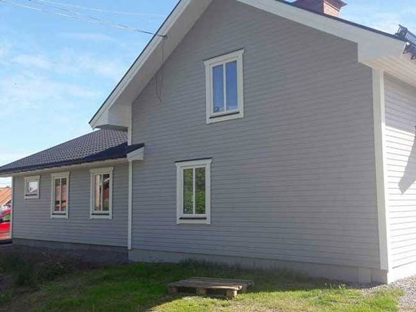 Ett gråt hus sett utifrån