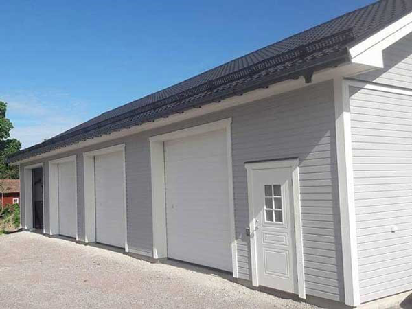 En rad med förrådslokaler